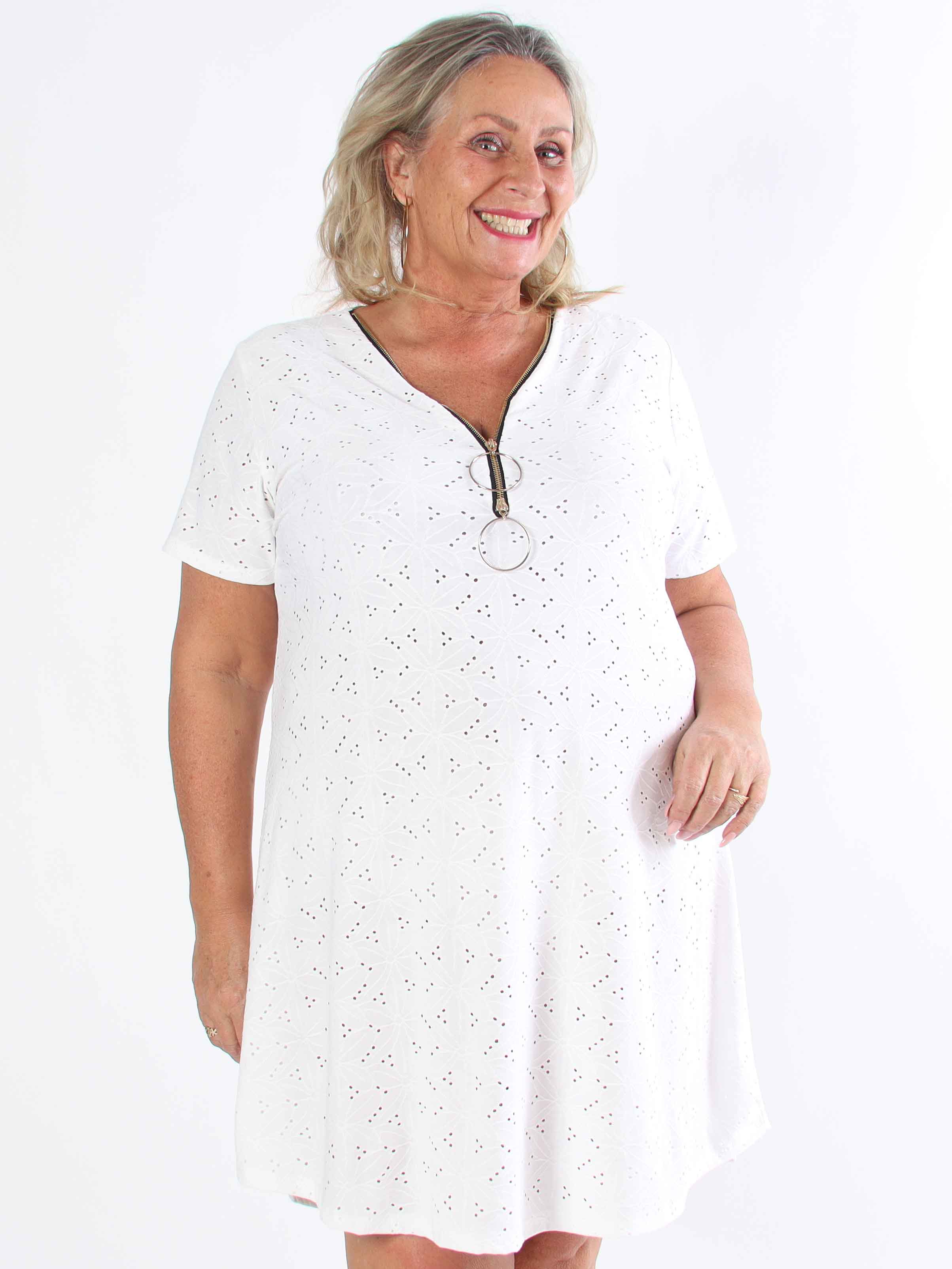Liba - Blød elastisk plus size kjole i broderie anglaise med lynlås